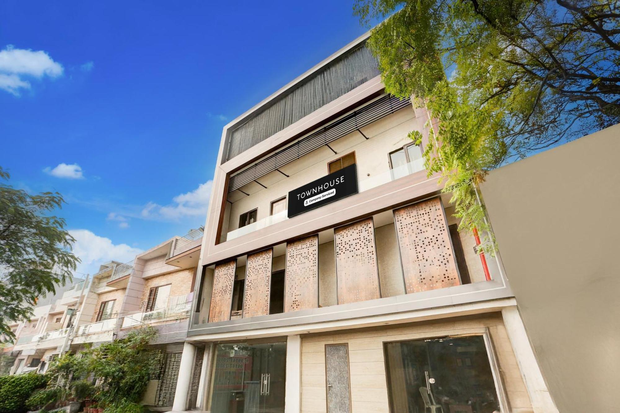 Super Townhouse Haibowal Chowk Ludhiana Exterior photo